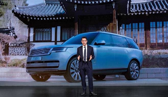 로빈 콜건 JLR코리아 대표가 한국 고객 신뢰 강화 등을 골자로 한 ‘원(One) 전략’을 발표하고 있다. 사진=JLR코리아 제공