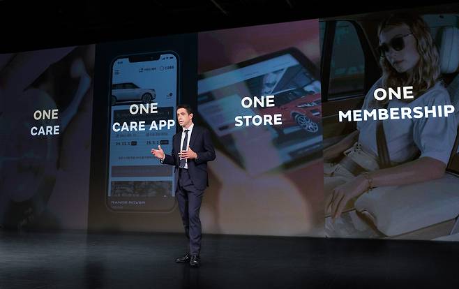 로빈 콜건 JLR코리아 대표가 한국 고객 신뢰 강화 등을 골자로 한 ‘원(One) 전략’을 발표하고 있다. 사진=JLR코리아 제공