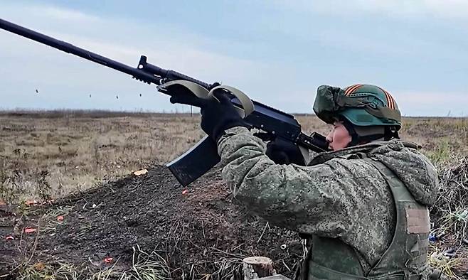 러시아 국방부가 지난 28일(현지시간) 러시아 쿠르스크 지역에 파병된 북한군들의 훈련 모습이라며 공개한 영상에서 한 북한군이 하늘을 향해 드론 파괴용 산탄총을 겨누고 있다. 타스연합뉴스