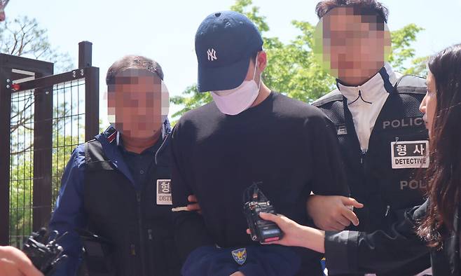 충북 청주의 한 고등학교에서 흉기를 휘둘러 교직원과 주민 등 6명을 다치게 한 학생 A 군이 30일 오후 구속 전 피의자심문(영장실질심사)을 위해 청주지법에 출석하고 있다. 뉴스1
