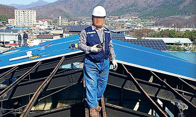 강효진씨 부친이 추락 사고 보름여 전 작업 중 가족에게 보낸 사진이다. 현장에 안전대, 안전망 등이 설치되지 않은 모습이다. 강씨 부친은 지난해 4월18일 사진 속 공사 현장에서 작업 중 추락해 숨졌다. 검찰은 강씨 부친이 소속된 A사 관계자에 대해 산업안전보건법 위반 등 혐의로 기소했다. 강씨 제공