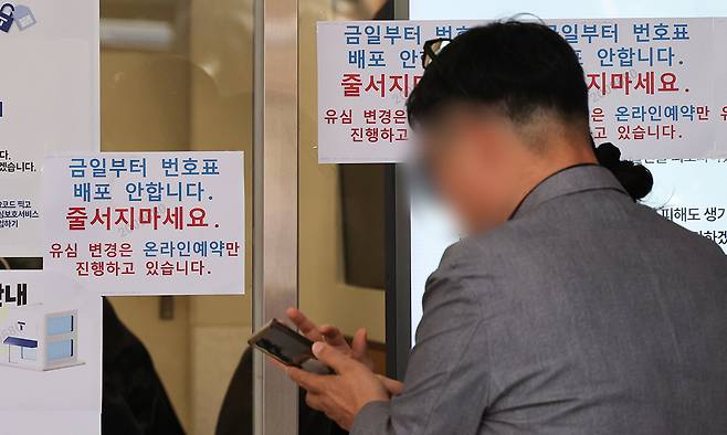 SK텔레콤 가입자 유심(USIM) 정보 해킹 사고 관련 유심 무료교체 서비스 사흘째인 30일 서울 시내 한 T월드 직영매장에서 한 고객이 온라인 예약 상담을 받고 있다. 뉴스1