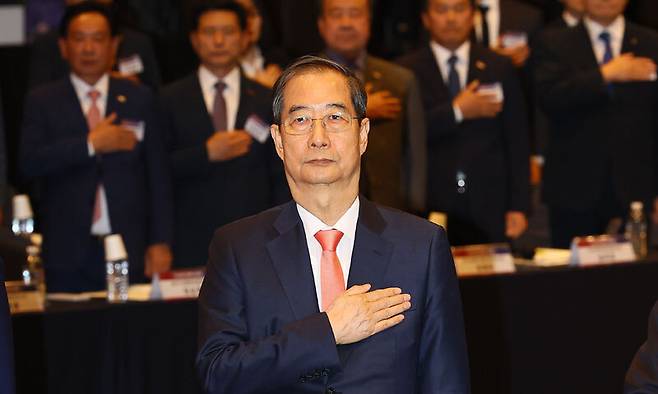 한덕수 대통령 권한대행 국무총리가 30일 서울 영등포구 중소기업중앙회에서 열린 ‘중소기업 규제혁신 현장 소통 간담회’에서 국민의례를 하고 있다. 대통령실사진기자단