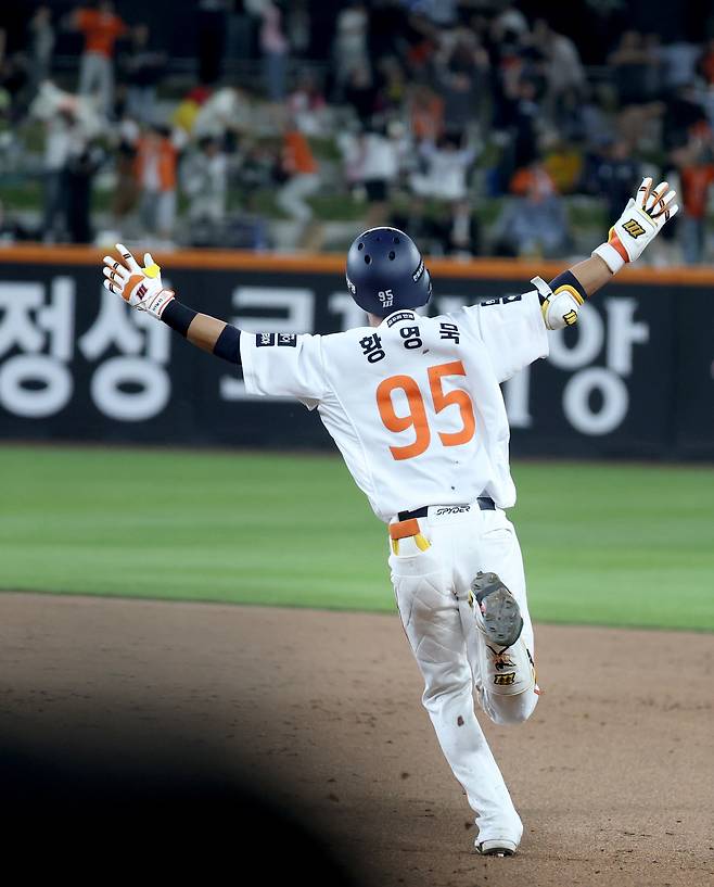 30일 대전 한화생명볼파크에서 열린 '2025 신한 SOL 뱅크 KBO리그' 프로야구 한화 이글스와 LG 트윈스 경기에서 한화 황영묵이 7회말 1사 2루에서 역전 2점 홈런을 치며 환호하고 있다. 뉴스1