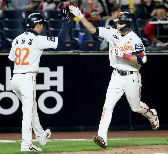 29일 대전 한화생명볼파크에서 열린 프로야구 2025 KBO리그 한화 이글스와 LG 트윈스 경기에서 4회 한화 심우준이 역전 1점 홈런을 친 뒤 홈으로 들어오고 있다. 대전 뉴스1