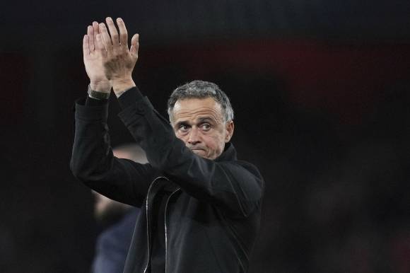 루이스 엔리케 파리 생제르맹 감독이 30일(한국시간) 영국 런던의 에미레이트 스타디움에서 열린 2024~25 유럽챔피언스리그(UCL) 준결승 1차전 아스널과의 원정 경기에서 1-0으로 승리한 뒤 기뻐하고 있다. AP 연합뉴스