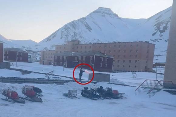 한 남성이 조명탄을 발사하고 있다. 출처=레베카 바크