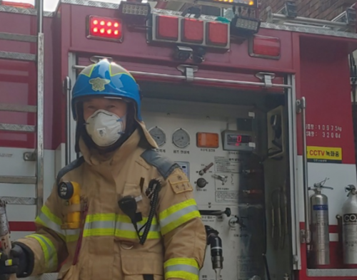 인천소방본부 만수119센터 소속 지수룡(58) 소방경이 지난해 6월 인천 부평구에 위치한 고물상 화재 현장에서 마무리 작업을 하고 있는 모습. 지 소방경은 비번일인 지난 26일 미추홀구 볼링장에서 발생한 화재를 초기에 진압해 큰 피해를 막았다. 독자제공