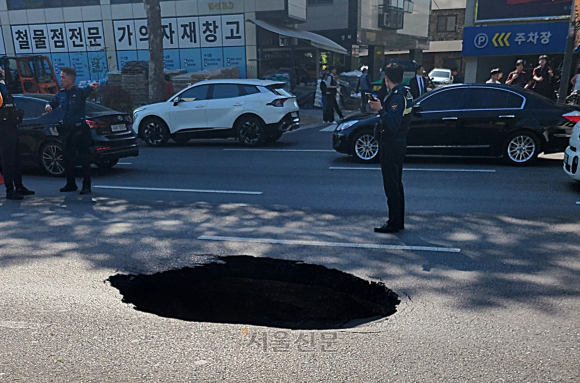 서울 강동구 성내동에서 깊이 1m 이상의 싱크홀(땅꺼짐 현상)이 발생했다.  30일 구청과 소방당국에 따르면 이날 오후 3시24분께 서울 강동구 성내동 길동사거리 둔촌동 방향 도로에서 직경 약 2m, 깊이 약 1m 싱크홀이 발생했다는 신고가 접수됐다.  현장에 출동한 경찰, 소방당국, 구청은 인명피해가 없음을 확인하고 도로 2차로를 통제하고 있다. 2025.4.30 독자 제공