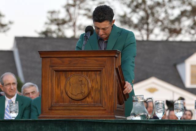 우승 연설 중 감정에 복받쳐 잠시 고개를 숙이는 매킬로이. EPA연합뉴스