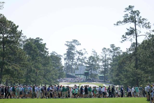 1라운드에 7번 홀 페어웨이를 가로지르는 인파. 선수의 플레이에 방해가 되지 않을 땐 이렇게 크로스로드를 열어 이동을 돕는다. AFP연합뉴스