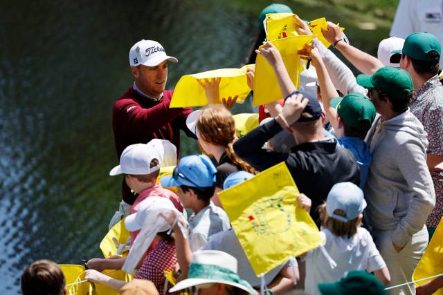 저스틴 토머스가 본 대회에 앞선 사전 이벤트인 파3 콘테스트 중 팬들에게 사인을 해주고 있다. 드라이빙 레인지 뒤에는 16세 이하만 대기하다가 사인을 받을 수 있는 별도 구역도 있다. AFP연합뉴스