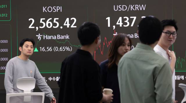 이달 29일 서울 중구 하나은행 딜링룸 현황판에 코스피 지수 등이 표시되고 있다. 이날 코스피 지수는 전 거래일 대비 16.56포인트(0.65%) 오른 2565.42에, 코스닥은 7.05포인트(0.98%) 오른 726.46에 장을 마감했다. 연합뉴스