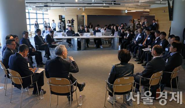 29일 서울 종로구 아트코리아랩 아고라에서 열린 ‘2025 대한민국 미술축제 출범식’에서 참여기관 대표들이 간담회를 하고 있다. 사진 제공=문체부