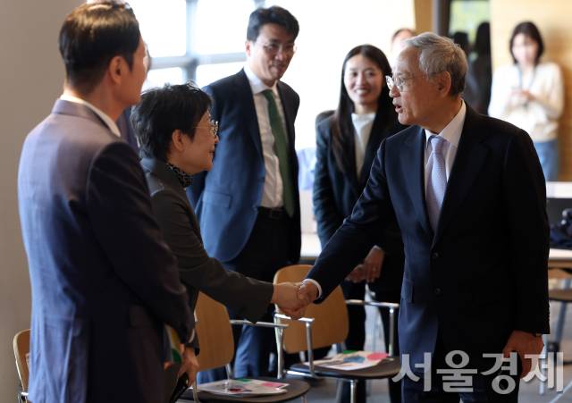유인촌 문화체육관광부 장관이 29일 서울 종로구 아트코리아랩 아고라에서 열린 ‘2025 대한민국 미술축제 출범식’에서 참석자들과 인사를 나누고 있다. 사진 제공=문체부