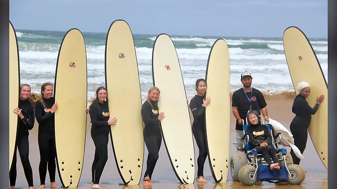 2024년 오스트레일리아 교환학생 당시 김지우씨(오른쪽에서 두 번째)는 비장애인들과 함께 서핑을 했다.ⓒ굴러라 구르님 Rolling GURU 유튜브 갈무리