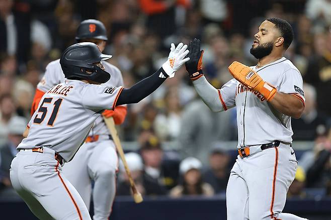 이정후(왼쪽)가 30일 미국 캘리포니아주 샌디에이고 펫코 파크에서 벌인 2025 미국 메이저리그(MLB) 샌디에이고 파드리스전에서 홈에 들어온 라몬테 웨이드 주니어를 맞이하고 있다. 게티이미지코리아