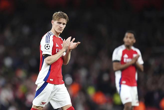 아스널 마르틴 외데가르드가 30일 유럽챔피언스리그 PSG와 4강 1차전에서 0-1로 패한 뒤 관중에게 박수를 보내고 있다. AP연합뉴스