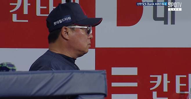 ▲ 어수선한 더그아웃 분위기를 다잡는 김태형 감독. ⓒ SPOTV 중계 화면 캡처