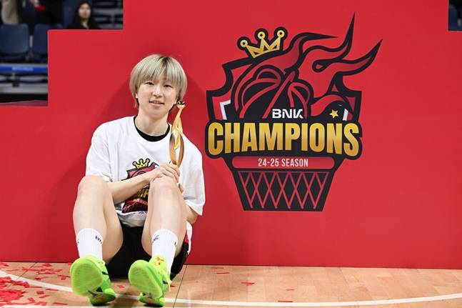 BNK 안혜지가 챔피언결정전 MVP 트로피를 들고 있다. /사진=WKBL 제공