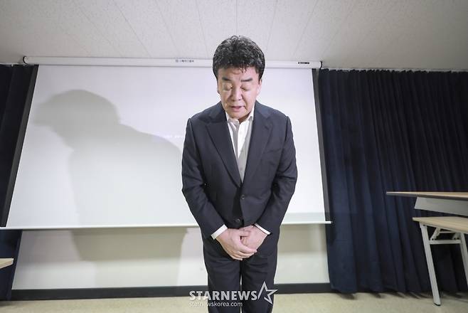 [서울=뉴시스] 정병혁 기자 = 백종원 더본코리아 대표가 28일 서울 서초구의 한 회의공간에서 열린 더본코리아 주주총회에서 취재진에게 인사를 하고 있다. 2025.03.28. jhope@newsis.com /사진=정병혁