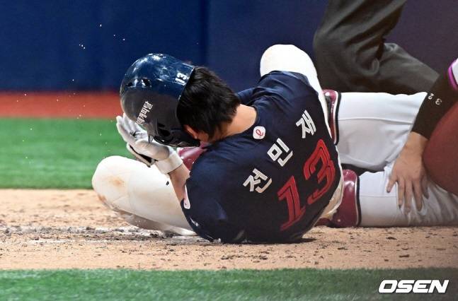 롯데 전민재가 29일 키움전 7회초 공격에서 얼굴에 공을 맞고 쓰러져 통증을 호소하고 있다.