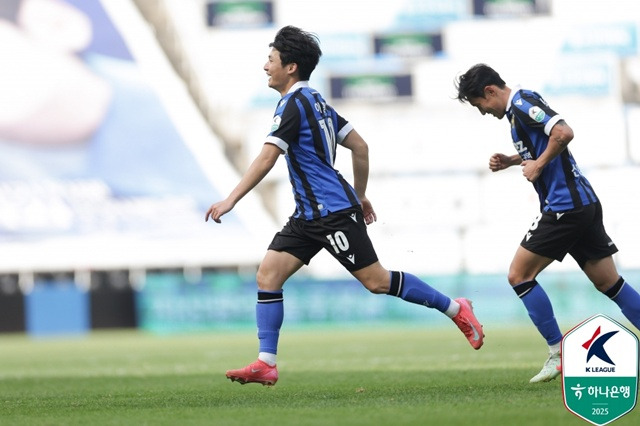 이동률(왼쪽). /사진=한국프로축구연맹 제공
