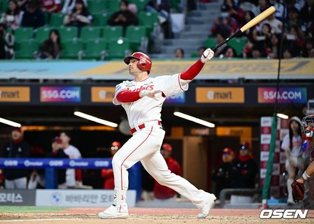 동점 홈런을 치는 SSG 맥브룸.