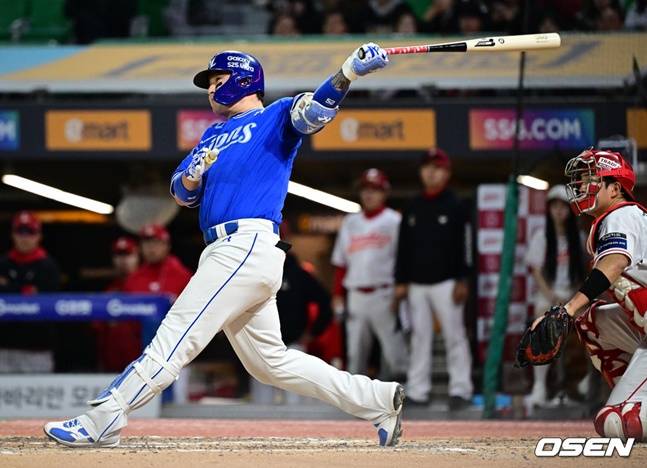 7회 동점 홈런을 날리는 삼성 박병호.