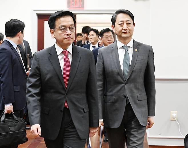 최상목 부총리 겸 기획재정부 장관이 지난 4월 24일 미국 워싱턴DC 주미대사관에서 안덕근 산업통상자원부 장관과 함께 관세 협상 합동브리핑을 하기 위해 입장하고 있다. [사진 | 뉴시스]