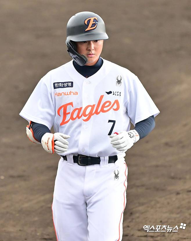 한화 내야수 이도윤은 30일 대전한화생명볼파크에서 열릴 '2025 신한 SOL Bank KBO 리그' LG와 정규시즌 다섯 번째 맞대결에서 7번타자 2루수로 선발 출전한다. 공수에서 팀 플레이를 펼쳐 사령탑의 마음을 사로잡고 있다. 엑스포츠뉴스 DB