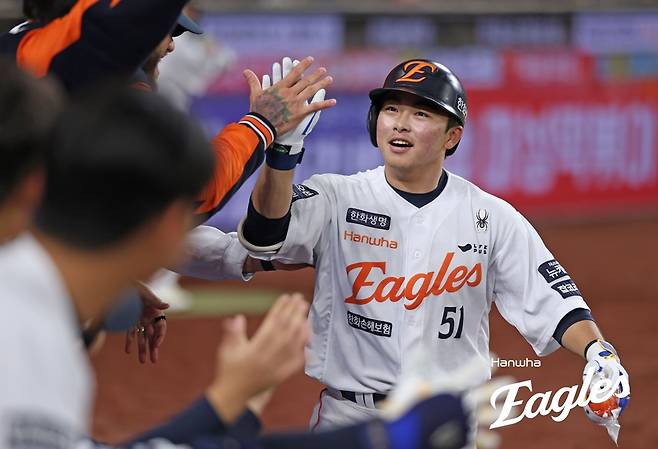 한화 내야수 문현빈은 30일 대전한화생명볼파크에서 열린 '2025 신한 SOL Bank KBO 리그' LG와 정규시즌 다섯 번째 맞대결에서 3번 지명타자로 선발 출전했다. 8회말 승리에 쐐기를 박는 솔로포를 터트려 팀 승리에 힘을 보탰다. 한화 이글스
