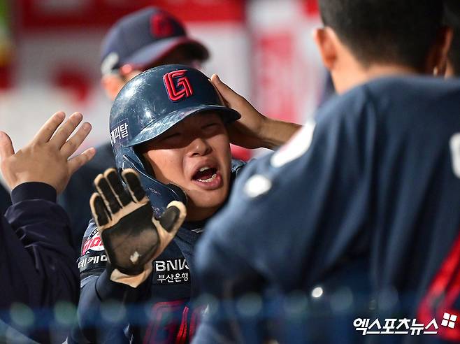 롯데 자이언츠 내야수 이호준이 30일 서울 고척스카이돔에서 열린 2025 신한 SOL Bank KBO리그 키움 히어로즈와의 팀 간 5차전에 9번타자 겸 유격수로 선발출전, 3안타를 기록하고 팀 2연승에 힘을 보탰다. 사진 김한준 기자