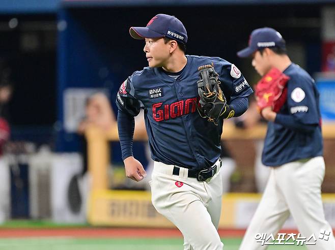 롯데 자이언츠 내야수 이호준이 30일 서울 고척스카이돔에서 열린 2025 신한 SOL Bank KBO리그 키움 히어로즈와의 팀 간 5차전에 9번타자 겸 유격수로 선발출전, 3안타를 기록하고 팀 2연승에 힘을 보탰다. 사진 김한준 기자