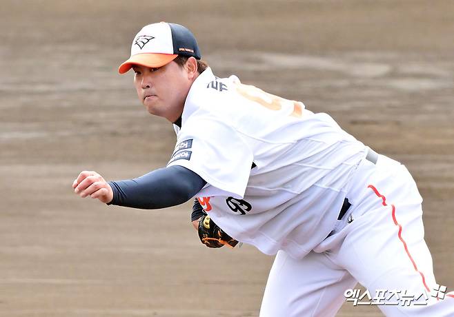 한화 투수 류현진은 30일 대전한화생명볼파크에서 열린 '2025 신한 SOL Bank KBO 리그' LG와 정규시즌 다섯 번째 맞대결에서 선발 등판했다. 7이닝 2실점 하이 퀄리티스타트로 호투하며 팀 승리를 견인했다. 동시에 시즌 3승을 챙겼다. 엑스포츠뉴스 DB