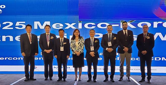 '한국-멕시코 미래 협력 포럼' 기념 촬영을 하는 주요 참석자들 (멕시코시티=연합뉴스) 이재림 특파원 = 29일(현지시간) 멕시코시티에서 열린 한국-멕시코 미래 협력 포럼에서 주요 참석자들이 기념 촬영하고 있다. 왼쪽부터 김지엽 코트라 중남미지역본부장, 페르난도 마예르 데리우 멕시코 경제부 국장, 강경성 코트라 사장, 예이드콜 폴렌스키 멕시코 상원의원, 허태완 주멕시코 대사, 페르난도 트레비뇨 멕시코기업인연맹 부회장, 호세 마리아 발렌수엘라 멕시코 에너지부 국장, 움베르토 에스케다 멕시코대외무역위원회 한-멕기업위원장. 2025.4.30