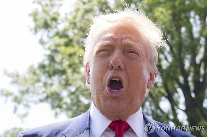 기자들과 대화하는 트럼프 미국 대통령 [AP 연합뉴스 자료사진. 재판매 및 DB 금지]