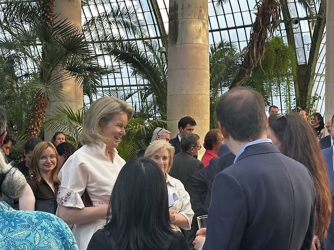 기자들과 대화하는 마틸드 왕비 (브뤼셀=연합뉴스) 정빛나 특파원 = 마틸드 왕비(왼쪽)가 29일(현지시간) 벨기에 브뤼셀 외곽 라켄궁 온실정원에서 열린 리셉션에서 기자들과 대화하고 있다. 2025.4.30 shine.co.kr