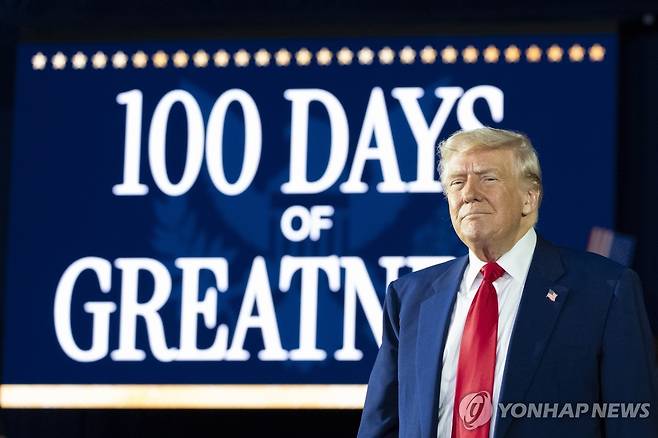 취임 100일 기념 행사에서 연설하는 트럼프 미국 대통령 (워런[美 미시간주] AP=연합뉴스) 도널드 트럼프 미국 대통령이 29일(현지시간) 미시간주 머콤카운티에서 취임 100일 기념 유세를 개최하고 있다. 2025.4.29