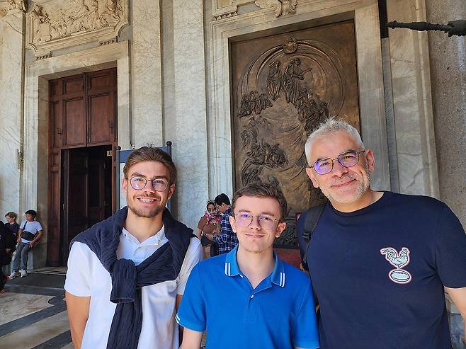 프랑스서 온 교황 참배객들 (로마=연합뉴스) 신창용 특파원 = 29일(현지시간) 이탈리아 로마 시내의 산타 마리아 마조레 대성전에서 프란치스코 교황을 참배한 니콜라(오른쪽)와 그의 아들 앙투안(가운데)이 인터뷰 후 기념 촬영하고 있다. 2025.4.30 changyong@yna.co.kr