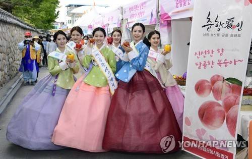 춘향제 누비는 미스 춘향들 [연합뉴스 자료사진]