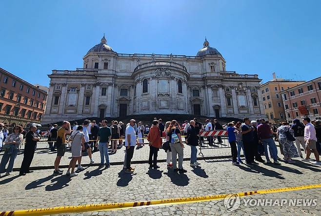 산타 마리아 마조레 대성전 뒤편까지 늘어선 줄 (로마=연합뉴스) 신창용 특파원 = 29일(현지시간) 프란치스코 교황의 무덤이 안장된 이탈리아 로마 시내 산타 마리아 마조레 대성전에 입장하기 위해 참배객들이 대성전 뒤편의 '에스퀼리노 언덕의 광장'까지 줄 서 있다. 2025.4.30 changyong@yna.co.kr