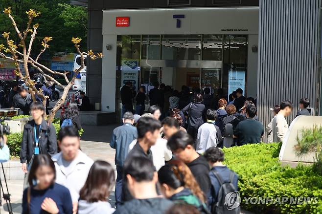 SKT, 유심 교체 기다리는 시민들 (서울=연합뉴스) 서대연 기자 = 가입자 유심(USIM) 정보를 탈취당한 SK텔레콤이 유심 무료교체 서비스를 시작한 지난 28일 서울 시내 한 SKT 대리점에서 시민들이 유심 교체를 위해 줄을 서 차례를 기다리고 있다. 2025.4.28 dwise@yna.co.kr