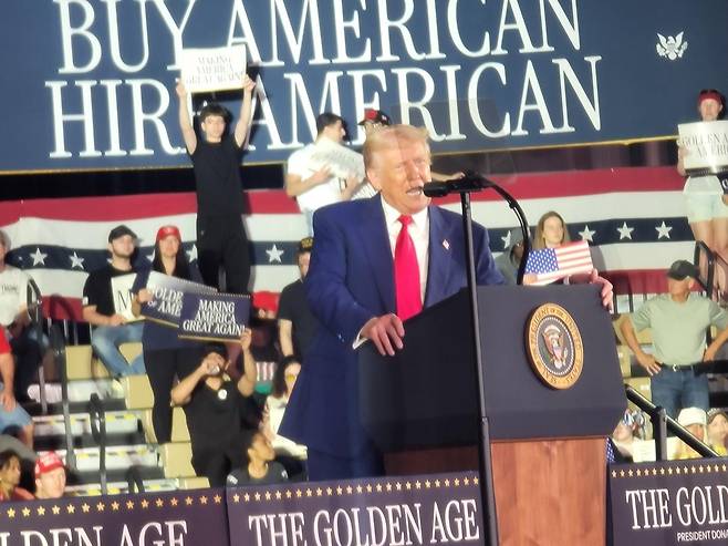 미시간서 취임 100일 기념 연설하는 트럼프 (머콤카운티< 미 미시간주 >=연합뉴스) 조준형 특파원 = 도널드 트럼프 미국 대통령이 29일(현지시간) 미국 미시간주 머콤 카운티에서 열린 취임 100일 기념 연설 행사에 참석했다. 2025.4.30 jhcho@yna.co.kr