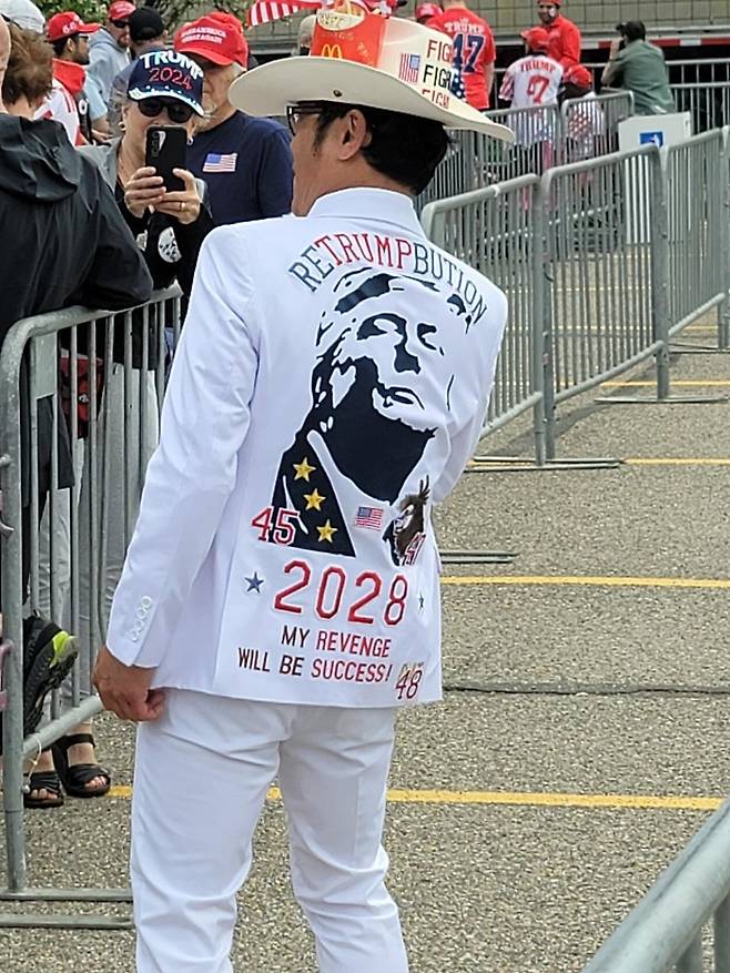 트럼프 지지 의상 착용한 지지자 (머콤카운티[미 미시간주]=연합뉴스) 조준형 특파원 = 도널드 트럼프 미국 대통령이 29일(현지시간) 미국 미시간주 머콤 카운티에서 취임 100일 연설을 했다.
행사장 입장을 기다리는 한 지지자가 트럼프 대통령의 2028년 대선 출마를 원한다는 글이 적힌 옷을 입었다. 2025.4.30 jhcho@yna.co.kr