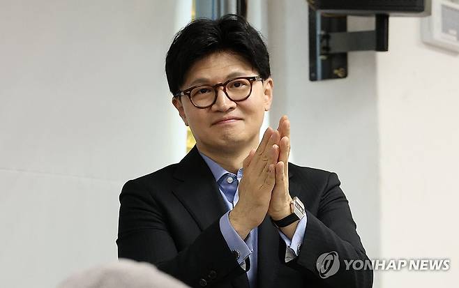 손뼉 치는 국민의힘 한동훈 대선 경선 후보 국민의힘 한동훈 대선 경선 후보가 4월 28일 오전 국민의힘 대전시당을 찾아 당원들을 향해 손뼉을 치고 있다. [연합뉴스 자료사진]