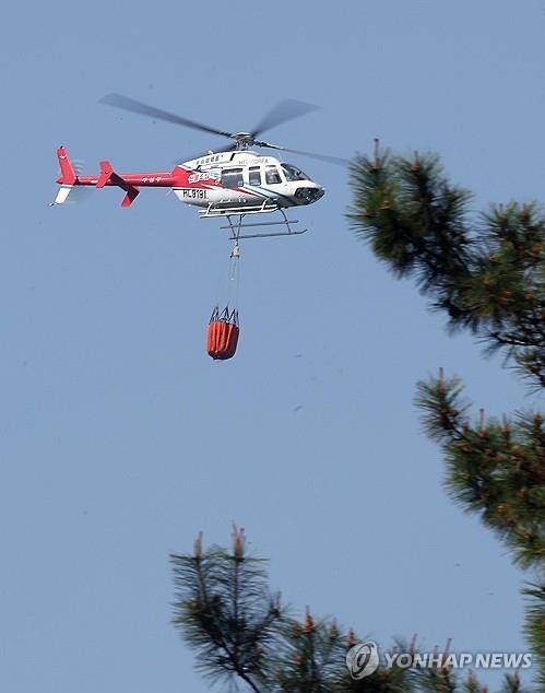 대구 산불 재발화 진화작업 (대구=연합뉴스) 김현태 기자 = 대구에서 발생한 대형 산불이 이틀 만에 진화됐다가 일부에서 재발화한 가운데 30일 대구 북구 산불 현장에서 소방헬기가 진화작업을 하고 있다. 2025.4.30 mtkht@yna.co.kr