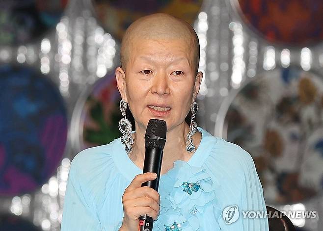 인사말하는 안은미 (서울=연합뉴스) 이재희 기자 = 30일 서울 종로구 세종문화회관 M씨어터에서 열린 '동방미래특급' 공연 기자간담회에서 안은미 안은미컴퍼니 대표가 인사말을 하고 있다. 이 공연은 5월 2일부터 4일까지 열린다. 2025.4.30 scape@yna.co.kr