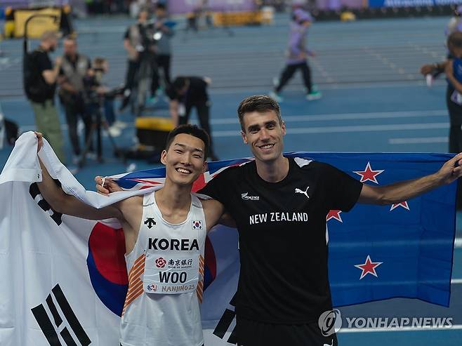 우상혁, 세계실내육상선수권 높이뛰기 우승 (서울=연합뉴스) 우상혁(왼쪽)이 21일 중국 난징에서 열린 2025 세계실내육상선수권대회 남자 높이뛰기 결선에서 우승한 뒤, 2위 해미시 커와 기념촬영하고 있다. 2025.3.21 [용인시청 육상팀 제공. 재판매 및 DB 금지] photo@yna.co.kr