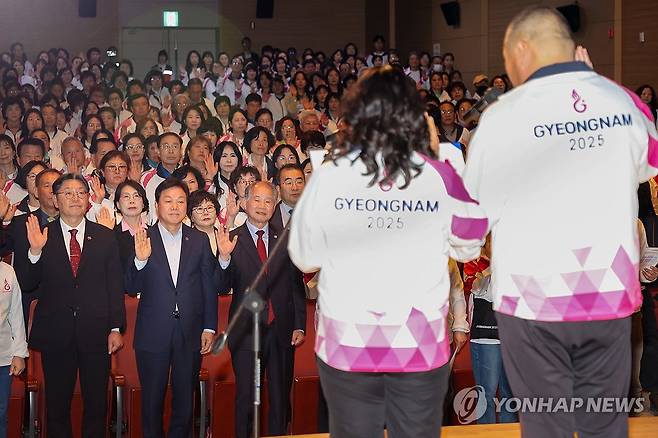 전국 장애학생체전·소년체전 자원봉사 발대식 (창원=연합뉴스) 경남도는 전국장애학생체전과 전국소년체전 개막을 각각 13일, 24일 앞둔 30일 도청 대강당에서 자원봉사자 발대식을 개최했다. 2025.4.30 [경남도 제공. 재판매 및 DB 금지] seaman@yna.co.kr
